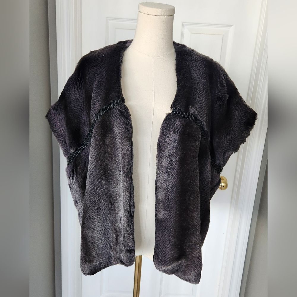 NWOT Ellen Tracy faux fur vest/shrug - Size Small